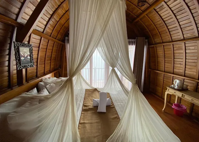 Suwehan Cliff House With Hammock Polilit